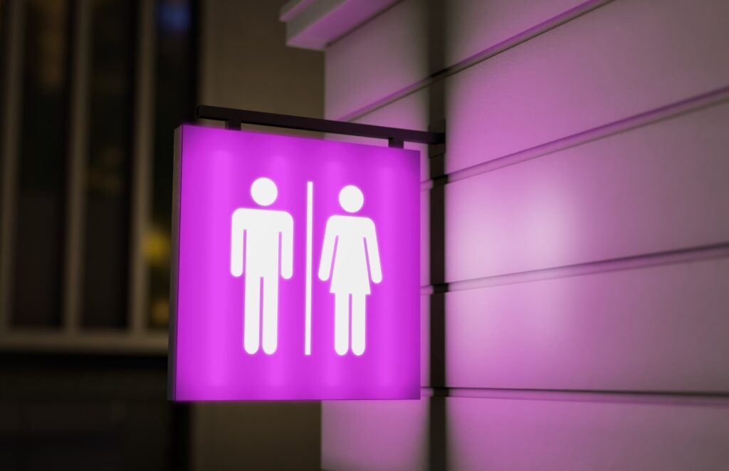 Empresa é condenada por proibir auxiliar transexual de usar banheiro feminino